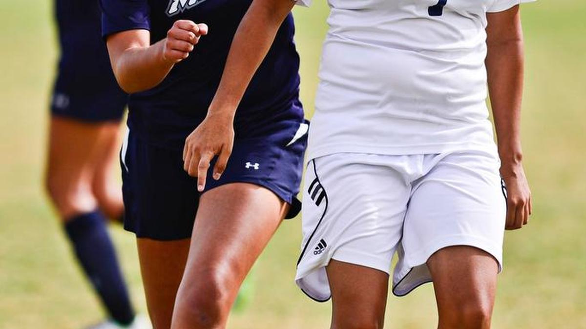 
Daisy Bonilla (7), controlling the ball against Menlo last Oct. 15, again is expected to be a force in center midfield while teamed with Vanessa Villacorta.
