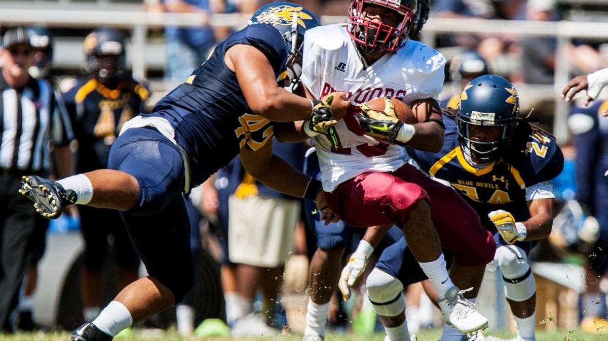 erced College linebacker Soane Vaohea Jr., left, and the rest of the defense are coming off their first rough performance of the season.