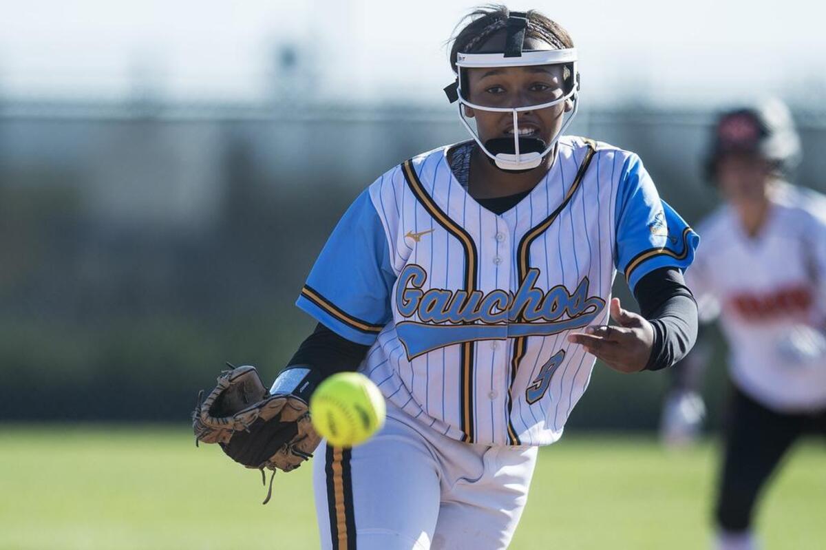 El Capitan junior pitcher Tyshianna Evans (9) delivers a pitch during a game against Merced at El Capitan High School in Merced, Calif., on Thursday, April 19, 2018. The Bears beat the Gauchos 13-7.