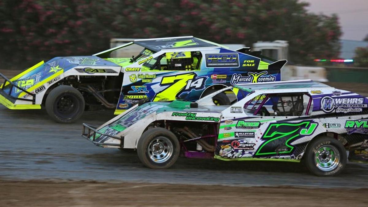 The battle of the season in the IMCA SportMod division is between Rick Diaz of Los Banos (714) and Fred Ryland from Brentwood (7J). Photo by mike Adaskaveg