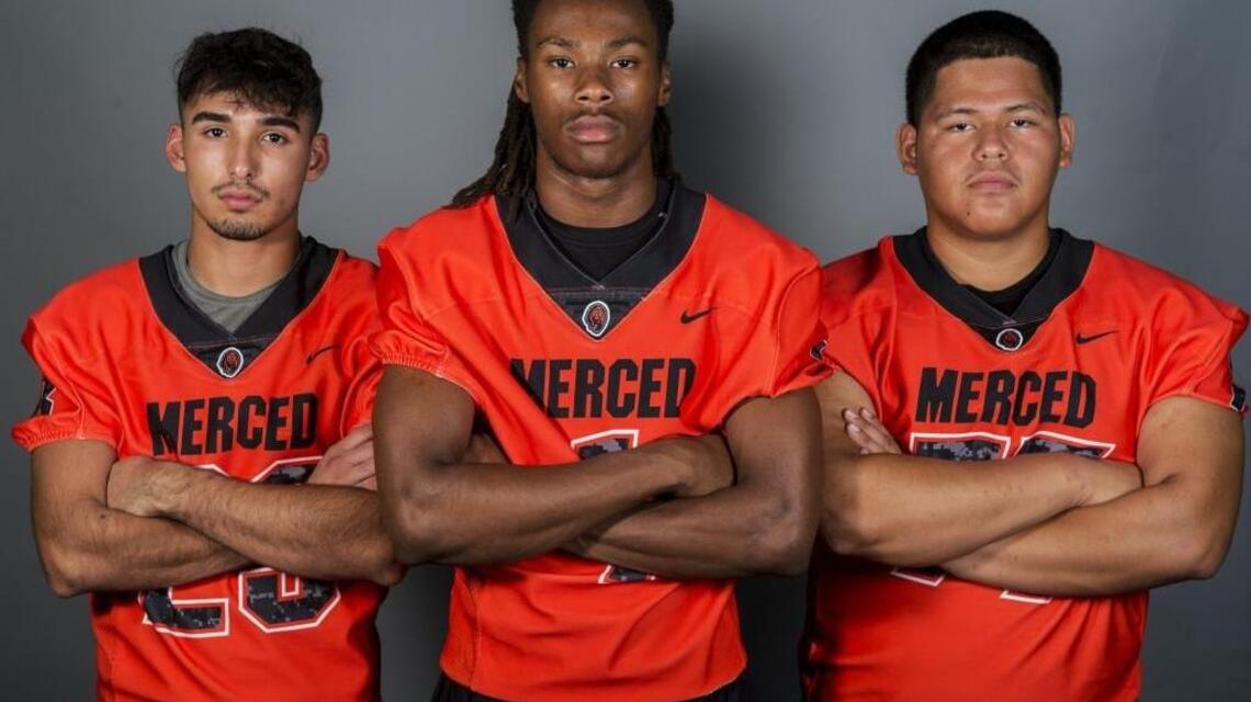 Dual-threat QB Warren can do it all, but Merced more than a one-man show