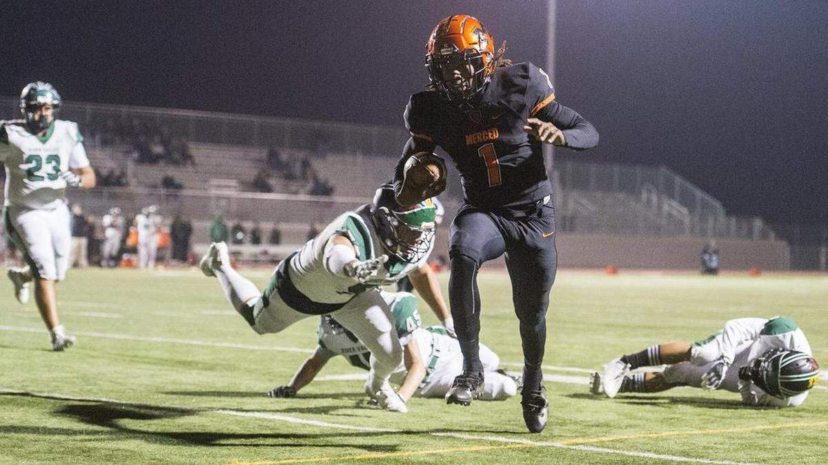 Merced senior quarterback Dhameer Warren (1) rushes for a touchdown during a CIF Sac-Joaquin Section Division III playoff game against River Valley at Veterans Stadium in Merced, Calif., on Friday, Nov. 9, 2018. The Falcons beat the Bears 45-40.
