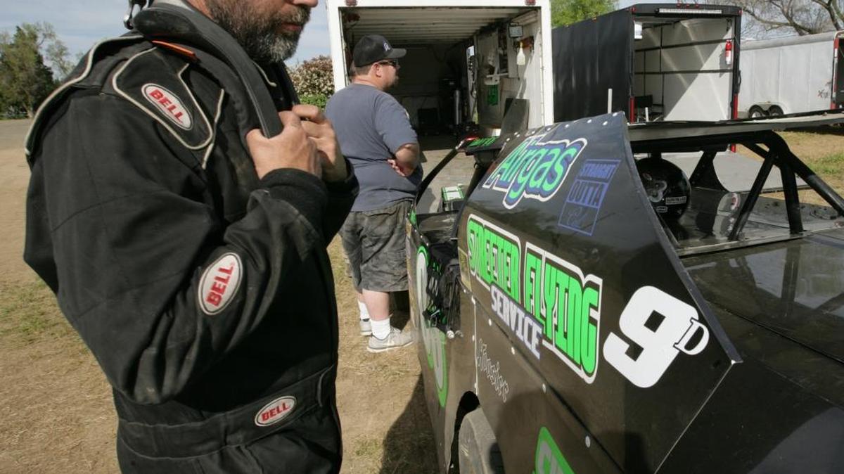 Drivers will have John Fore’s “9D” decal on their cars this season. Danny Roe takes a moment to remember his competitor before driving in a practice session last week.